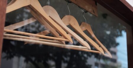 Da una nueva vida a tus perchas de madera